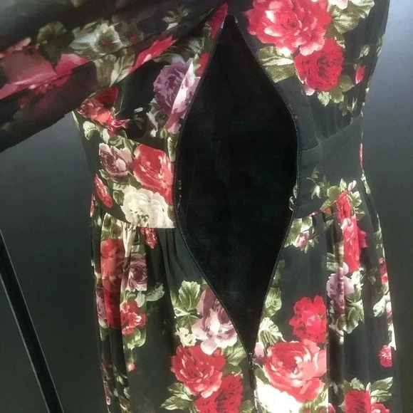 Re-Named Long Sleeve,Floral V-neck, lightweight,sheer, lined upper - Picture 9 of 15